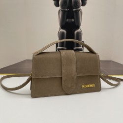 
Jacquemus̶ bamnino New Crossbody Bag
The niche brand that's literally blowing up on ins is back with a new model.
The new bag design also adds suede material, which is more suitable for the texture of fall and winter. It can be turned into a handbag in s