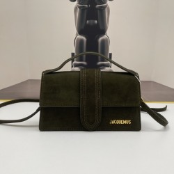 
Jacquemus̶ bamnino New Crossbody Bag
The niche brand that's literally blowing up on ins is back with a new model.
The new bag design also adds suede material, which is more suitable for the texture of fall and winter. It can be turned into a handbag in s
