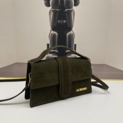 
Jacquemus̶ bamnino New Crossbody Bag
The niche brand that's literally blowing up on ins is back with a new model.
The new bag design also adds suede material, which is more suitable for the texture of fall and winter. It can be turned into a handbag in s