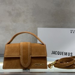 Jacquemus̶ bamnino New Crossbody Bag
The niche brand that's literally blowing up on ins is back with a new model.
The new bag design also adds suede material, which is more suitable for the texture of fall and winter. It can be turned into a handbag in se