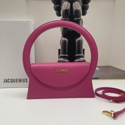 Jacquemus̶ Le sac Rond new collection is here!
The large circle shape is too unique and too suitable for summer styling!
There is a thoughtful design of a shoulder strap Oh, can be hand-carried or cross-body, to the whole! The solid color of the bag is ma