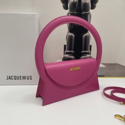 Jacquemus̶ Le sac Rond new collection is here!
The large circle shape is too unique and too suitable for summer styling!
There is a thoughtful design of a shoulder strap Oh, can be hand-carried or cross-body, to the whole! The solid color of the bag is ma