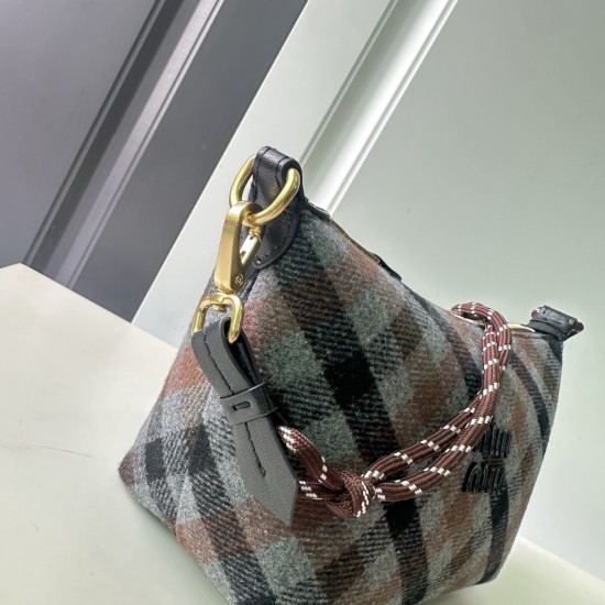 270 M family 5NE581 autumn and winter flash limited series to come to the checkered lunch box bag candy color scheme is also too absolute it color combination of eye-catching and out of the ordinary with retro old small gold really really temperament girl