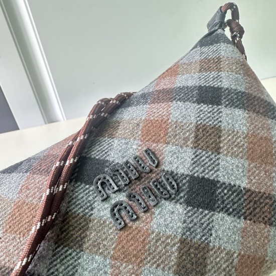 270 M family 5NE581 autumn and winter flash limited series to come to the checkered lunch box bag candy color scheme is also too absolute it color combination of eye-catching and out of the ordinary with retro old small gold really really temperament girl