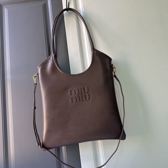 300 MiuMiu Miu Miu new Isetan limited tote official website main promotion this year absolutely explosive style top imported calfskin leather surface delicate smooth soft texture senior body soft but not collapse temperament casual lethargic lazy capacity