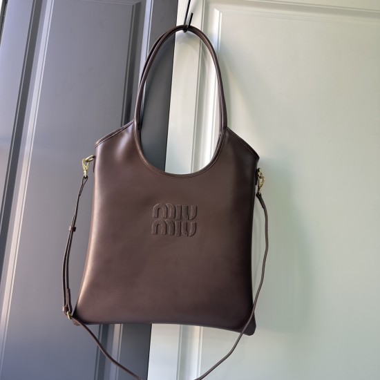 300 MiuMiu Miu Miu new Isetan limited tote official website main promotion this year absolutely explosive style top imported calfskin leather surface delicate smooth soft texture senior body soft but not collapse temperament casual lethargic lazy capacity