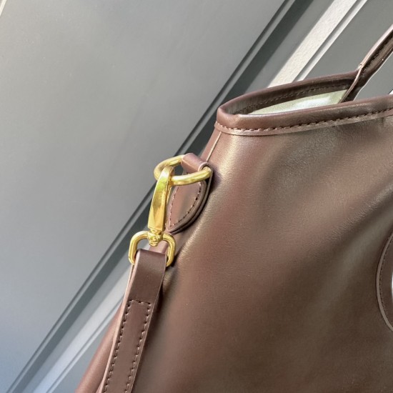 300 MiuMiu Miu Miu new Isetan limited tote official website main promotion this year absolutely explosive style top imported calfskin leather surface delicate smooth soft texture senior body soft but not collapse temperament casual lethargic lazy capacity