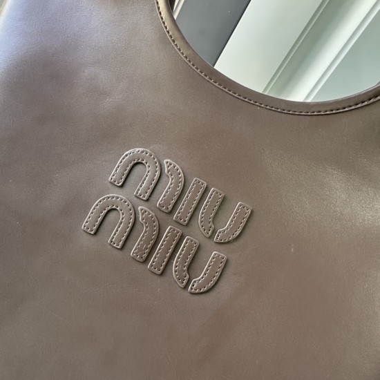 300 MiuMiu Miu Miu new Isetan limited tote official website main promotion this year absolutely explosive style top imported calfskin leather surface delicate smooth soft texture senior body soft but not collapse temperament casual lethargic lazy capacity