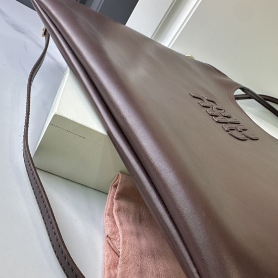 300 MiuMiu Miu Miu new Isetan limited tote official website main promotion this year absolutely explosive style top imported calfskin leather surface delicate smooth soft texture senior body soft but not collapse temperament casual lethargic lazy capacity