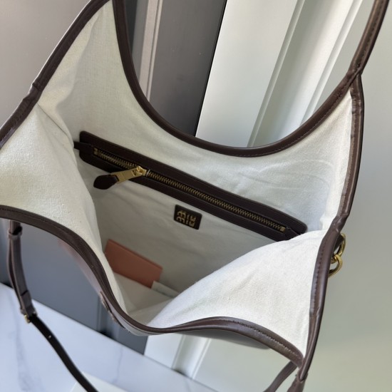 300 MiuMiu Miu Miu new Isetan limited tote official website main promotion this year absolutely explosive style top imported calfskin leather surface delicate smooth soft texture senior body soft but not collapse temperament casual lethargic lazy capacity