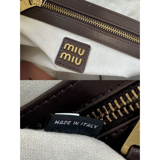 300 MiuMiu Miu Miu new Isetan limited tote official website main promotion this year absolutely explosive style top imported calfskin leather surface delicate smooth soft texture senior body soft but not collapse temperament casual lethargic lazy capacity