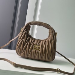 320 M home 5BC125MiuMiu new MiuWander handbags imported lambskin classic brand iconic Matelasse texture embroidery vintage frosted hardware using the round lone curve to retain the proper sense of playfulness the bag type overall stiff and shaped full of 
