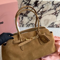 Suede 450 MiuMiu new bag fall and winter show when I thought I had to get the new models in kind to hand super like to do the old faded feeling of the leather color and texture with a metal belt buckle daily commuting is also enough wine to put down a bot