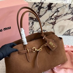 Suede 450 MiuMiu new bag fall and winter show when I thought I had to get the new models in kind to hand super like to do the old faded feeling of the leather color and texture with a metal belt buckle daily commuting is also enough wine to put down a bot
