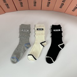 99 with packaging MiuMiu Miu Miu new classic long jewelry socks stacked socks socks a box of three pairs of counter synchronization tube socks big brand out of the street hipster must have super good match