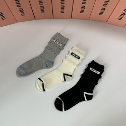 99 with packaging MiuMiu Miu Miu new classic long jewelry socks stacked socks socks a box of three pairs of counter synchronization tube socks big brand out of the street hipster must have super good match