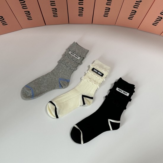 99 with packaging MiuMiu Miu Miu new classic long jewelry socks stacked socks socks a box of three pairs of counter synchronization tube socks big brand out of the street hipster must have super good match