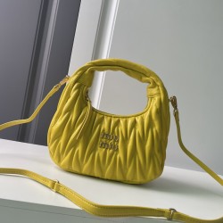 320 M home 5BC125MiuMiu new MiuWander handbags imported lambskin classic brand iconic Matelasse texture embroidery vintage frosted hardware using the round lone curve to retain the proper sense of playfulness the bag type overall stiff and shaped full of 