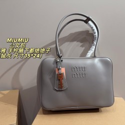 420 with box size 3524 MIUMIU Miu Miu briefcase sisters recently really is the world of miumiu ah Miumiu this briefcase I directly a second to take the hand carry armpit are absolutely absolute son of a whole girl sense of propriety to come can also diy c