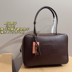 420 with box size 3524 MIUMIU Miu Miu briefcase sisters recently really is the world of miumiu ah Miumiu this briefcase I directly a second to take the hand carry armpit are absolutely absolute son of a whole girl sense of propriety to come can also diy c