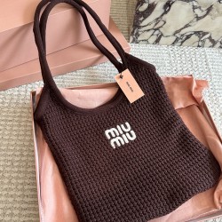 390 with box size3532cmmiumiu new tote tote this year's wind blowing too fierce old more explosive models of this version is also too good-looking it black brown