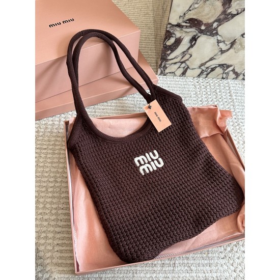 390 with box size3532cmmiumiu new tote tote this year's wind blowing too fierce old more explosive models of this version is also too good-looking it black brown