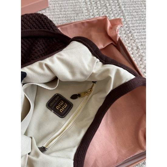 390 with box size3532cmmiumiu new tote tote this year's wind blowing too fierce old more explosive models of this version is also too good-looking it black brown