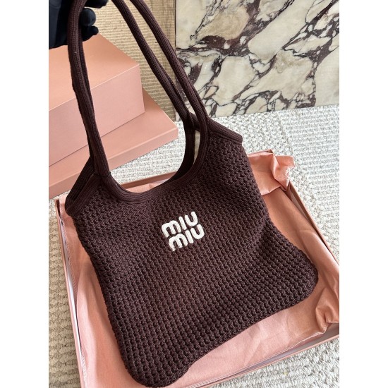390 with box size3532cmmiumiu new tote tote this year's wind blowing too fierce old more explosive models of this version is also too good-looking it black brown