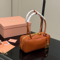 380 upgraded version with box size2813cm miumiu bowling briefcase bag bag sweetness just hard not to love ah ah can be hand-carried can also be crossbody is definitely not a small waste bag oh capacity enough to appear is miumiu small princess