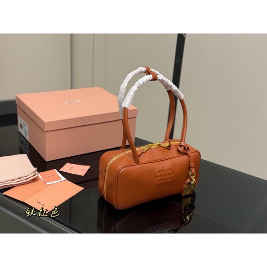 380 upgraded version with box size2813cm miumiu bowling briefcase bag bag sweetness just hard not to love ah ah can be hand-carried can also be crossbody is definitely not a small waste bag oh capacity enough to appear is miumiu small princess