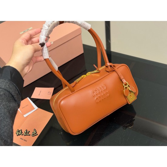 380 upgraded version with box size2813cm miumiu bowling briefcase bag bag sweetness just hard not to love ah ah can be hand-carried can also be crossbody is definitely not a small waste bag oh capacity enough to appear is miumiu small princess