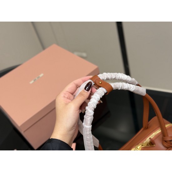 380 upgraded version with box size2813cm miumiu bowling briefcase bag bag sweetness just hard not to love ah ah can be hand-carried can also be crossbody is definitely not a small waste bag oh capacity enough to appear is miumiu small princess