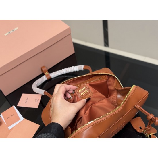 380 upgraded version with box size2813cm miumiu bowling briefcase bag bag sweetness just hard not to love ah ah can be hand-carried can also be crossbody is definitely not a small waste bag oh capacity enough to appear is miumiu small princess