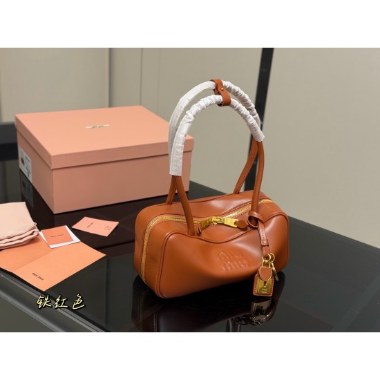 380 upgraded version with box size2813cm miumiu bowling briefcase bag bag sweetness just hard not to love ah ah can be hand-carried can also be crossbody is definitely not a small waste bag oh capacity enough to appear is miumiu small princess