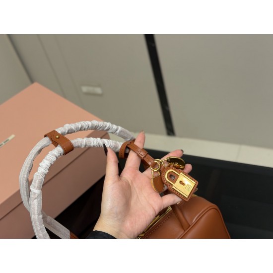 380 upgraded version with box size2813cm miumiu bowling briefcase bag bag sweetness just hard not to love ah ah can be hand-carried can also be crossbody is definitely not a small waste bag oh capacity enough to appear is miumiu small princess