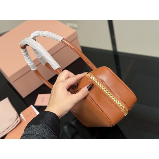 380 upgraded version with box size2813cm miumiu bowling briefcase bag bag sweetness just hard not to love ah ah can be hand-carried can also be crossbody is definitely not a small waste bag oh capacity enough to appear is miumiu small princess