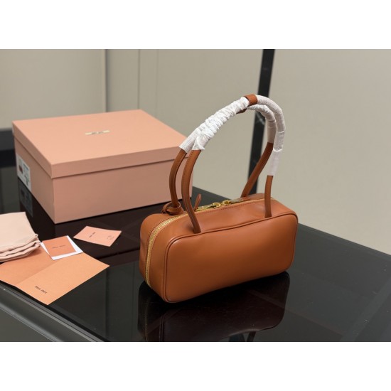 380 upgraded version with box size2813cm miumiu bowling briefcase bag bag sweetness just hard not to love ah ah can be hand-carried can also be crossbody is definitely not a small waste bag oh capacity enough to appear is miumiu small princess