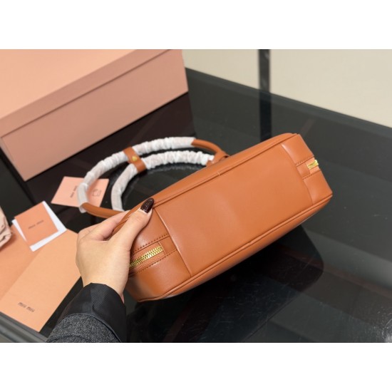 380 upgraded version with box size2813cm miumiu bowling briefcase bag bag sweetness just hard not to love ah ah can be hand-carried can also be crossbody is definitely not a small waste bag oh capacity enough to appear is miumiu small princess