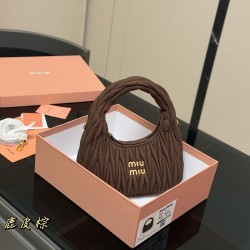 320 with box size2211cm salt and sweet MiuMiu girl miumiu wander bag good match any style can handle the material is very soft capacity is also very OK retro playful hobo bag type is the recent almost every day out of the door of the bag