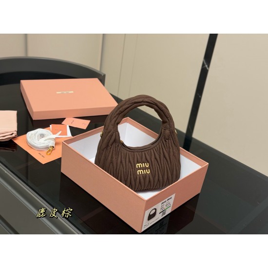 320 with box size2211cm salt and sweet MiuMiu girl miumiu wander bag good match any style can handle the material is very soft capacity is also very OK retro playful hobo bag type is the recent almost every day out of the door of the bag