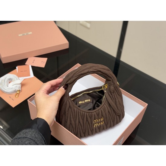 320 with box size2211cm salt and sweet MiuMiu girl miumiu wander bag good match any style can handle the material is very soft capacity is also very OK retro playful hobo bag type is the recent almost every day out of the door of the bag