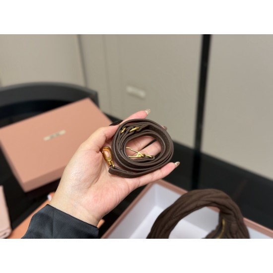 320 with box size2211cm salt and sweet MiuMiu girl miumiu wander bag good match any style can handle the material is very soft capacity is also very OK retro playful hobo bag type is the recent almost every day out of the door of the bag