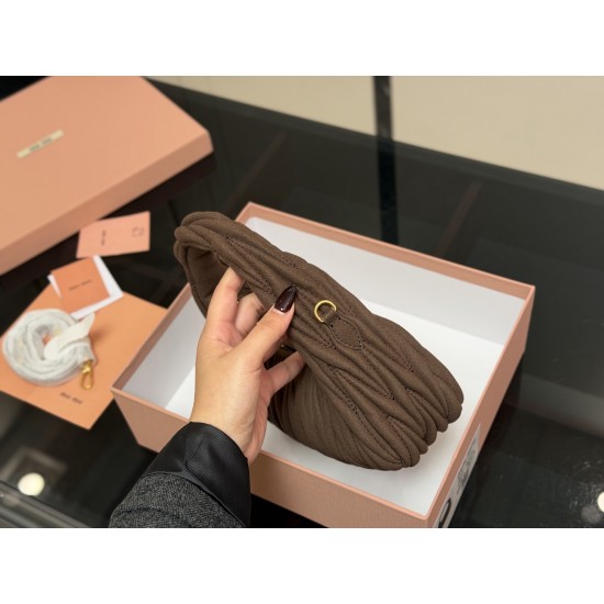 320 with box size2211cm salt and sweet MiuMiu girl miumiu wander bag good match any style can handle the material is very soft capacity is also very OK retro playful hobo bag type is the recent almost every day out of the door of the bag