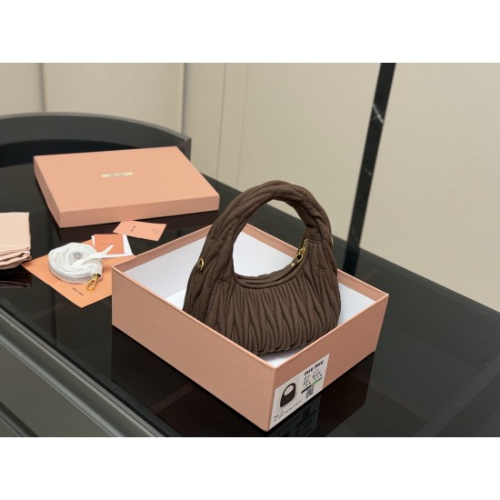 320 with box size2211cm salt and sweet MiuMiu girl miumiu wander bag good match any style can handle the material is very soft capacity is also very OK retro playful hobo bag type is the recent almost every day out of the door of the bag