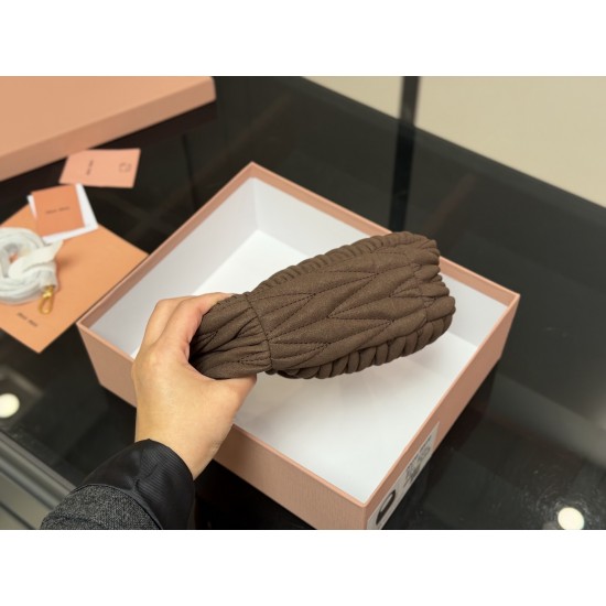 320 with box size2211cm salt and sweet MiuMiu girl miumiu wander bag good match any style can handle the material is very soft capacity is also very OK retro playful hobo bag type is the recent almost every day out of the door of the bag