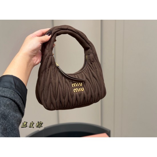 320 with box size2211cm salt and sweet MiuMiu girl miumiu wander bag good match any style can handle the material is very soft capacity is also very OK retro playful hobo bag type is the recent almost every day out of the door of the bag