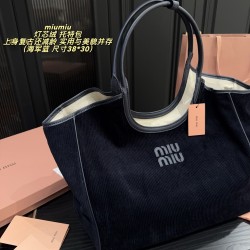 380 with box size 3830 miumiu miumiu corduroy tote bag open hung it miumiu seemingly simple tote on the body retro but also ageing practical and beautiful coexisting old money college style miumiu take the corduroy material Meilad color is very versatile 