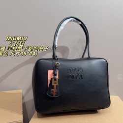 420 with box size 3524 MIUMIU Miu Miu briefcase sisters recently really is the world of miumiu ah Miumiu this briefcase I directly a second to take the hand carry armpit are absolutely absolute son of a whole girl sense of propriety to come can also diy c