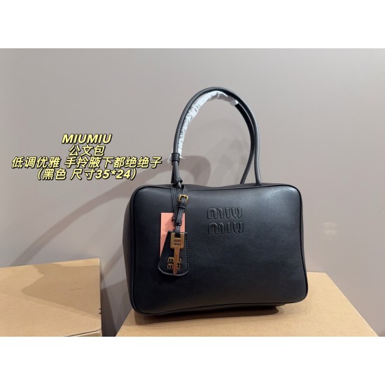 420 with box size 3524 MIUMIU Miu Miu briefcase sisters recently really is the world of miumiu ah Miumiu this briefcase I directly a second to take the hand carry armpit are absolutely absolute son of a whole girl sense of propriety to come can also diy c
