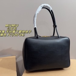 420 with box size 3524 MIUMIU Miu Miu briefcase sisters recently really is the world of miumiu ah Miumiu this briefcase I directly a second to take the hand carry armpit are absolutely absolute son of a whole girl sense of propriety to come can also diy c